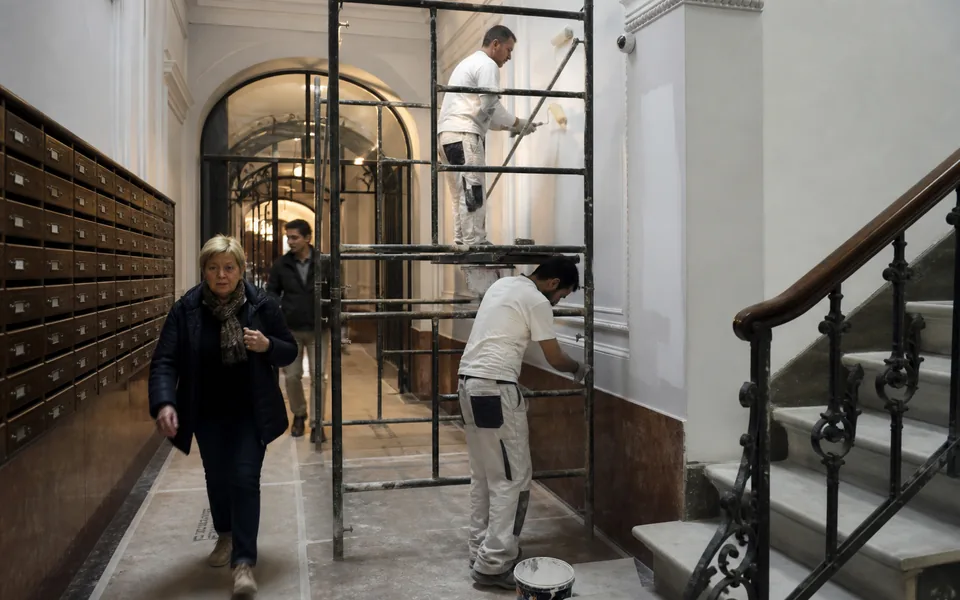 Pintura de portal y zonas comunes en edificio de Motril con obra coordinada