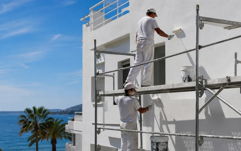 Pintura de fachada en edificio de la Costa Tropical con tratamiento resistente a sal y sol