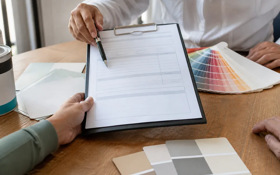 Presupuesto de pintura en Motril con muestras de color y planificación de obra en vivienda