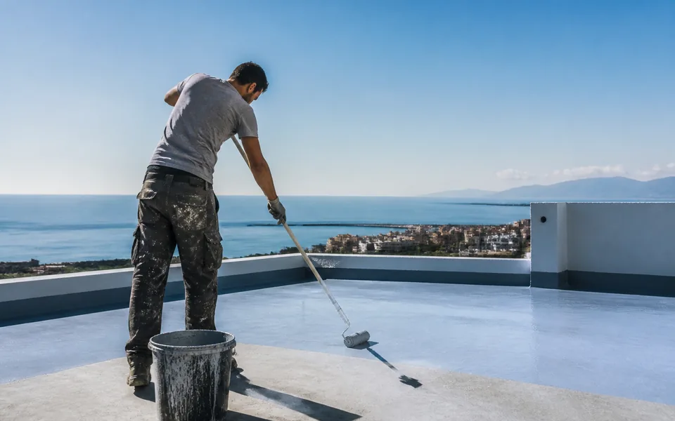 Impermeabilización de terraza en Motril antes de pintar y evitar filtraciones
